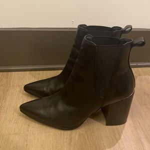 Brand new- worn once - size 11- black -Aldo